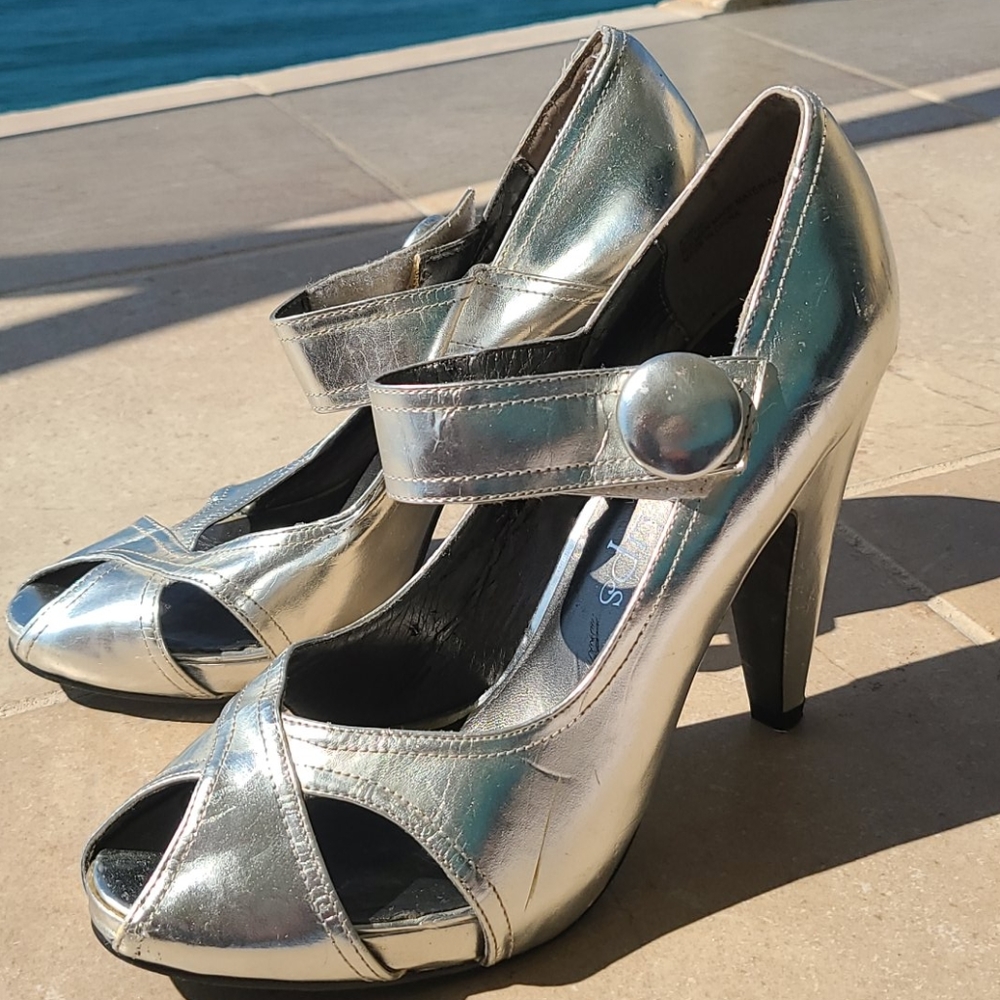Two Lips silver heels